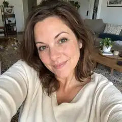 files/woman-selfie-small-card.webp